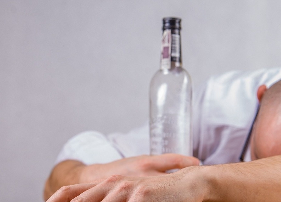 Homem morre após beber garrafa de cachaça durante aposta