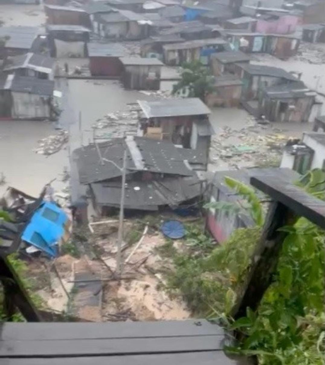 Casas na comunidade da Sharp são invadidas por lama durante temporal em Manaus