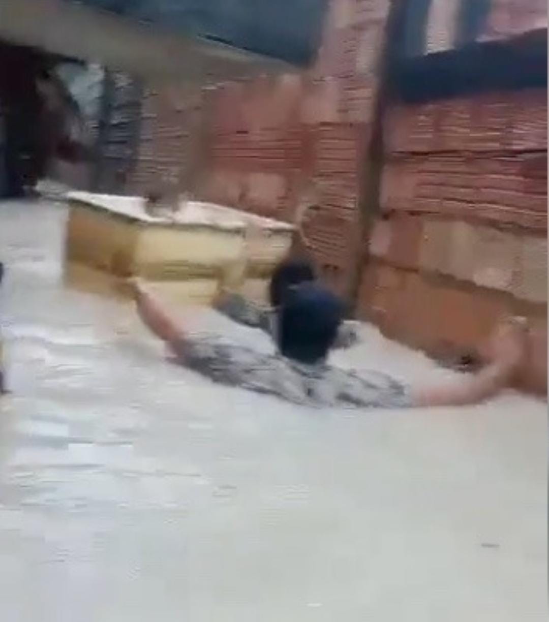Com água até o pescoço, moradores resgatam bebê em caixa de isopor em Manaus