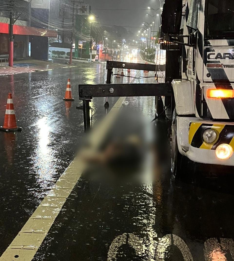 Motociclista morre após ficar engatado em caminhão durante acidente gravíssimo em Manaus