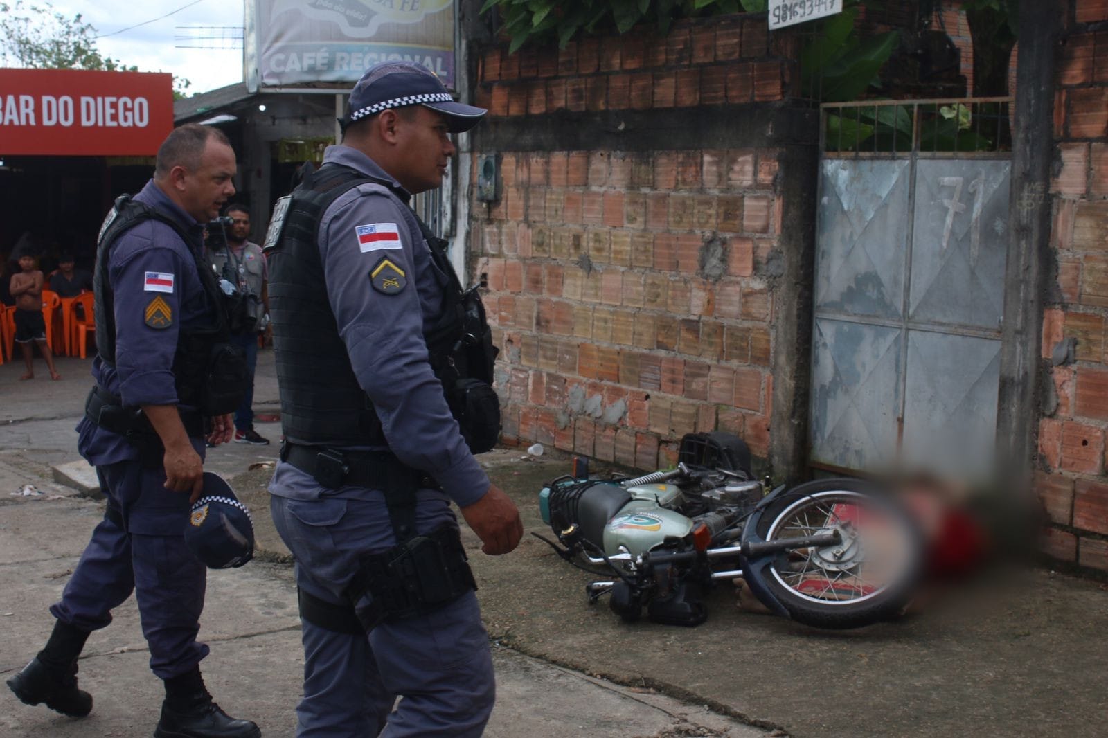 Homem em motocicleta tenta escapar da morte mas é executado por dupla em Manaus