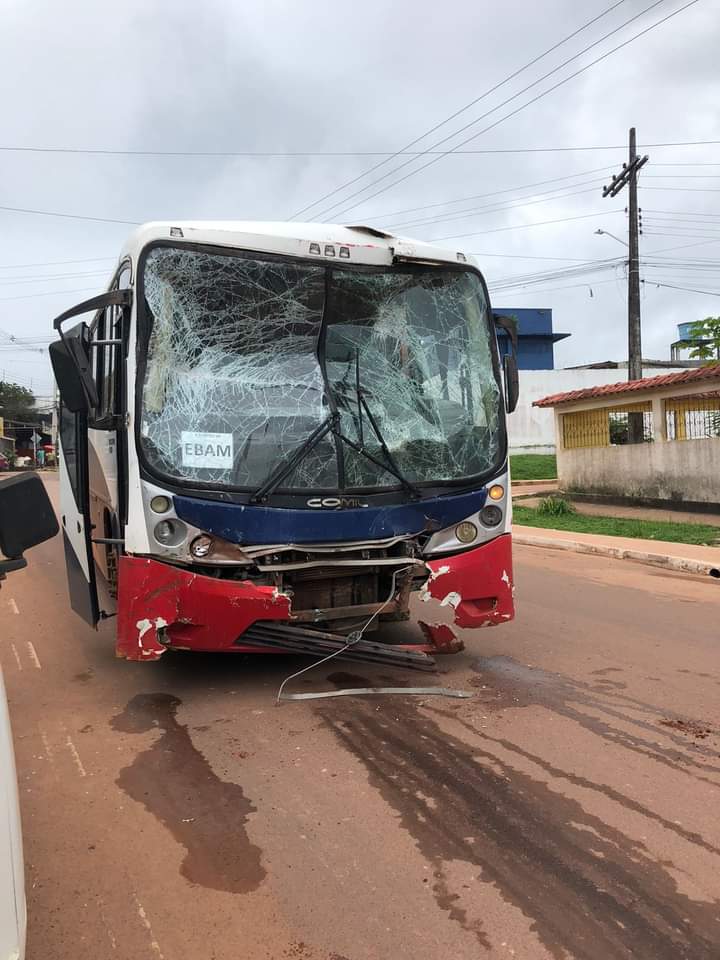 Motorista vai parar no hospital após ônibus de empresas colidirem no Amazonas