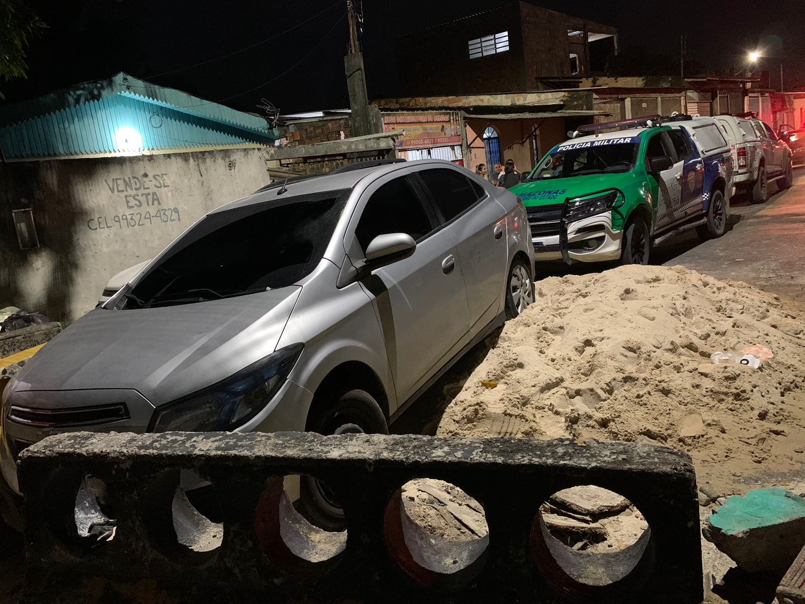 Criminosos rendem família, fazem a limpa em casa e batem carro das vítimas na fuga em Manaus