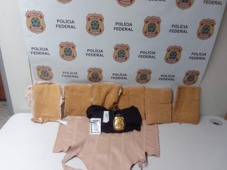 Jovem é presa em aeroporto com 2,6 kg de cocaína escondida em cinta
