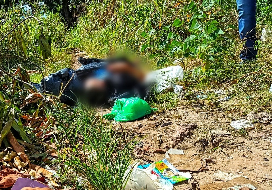 Homem é assassinado a facadas e tem corpo jogado em terreno baldio em Manaus