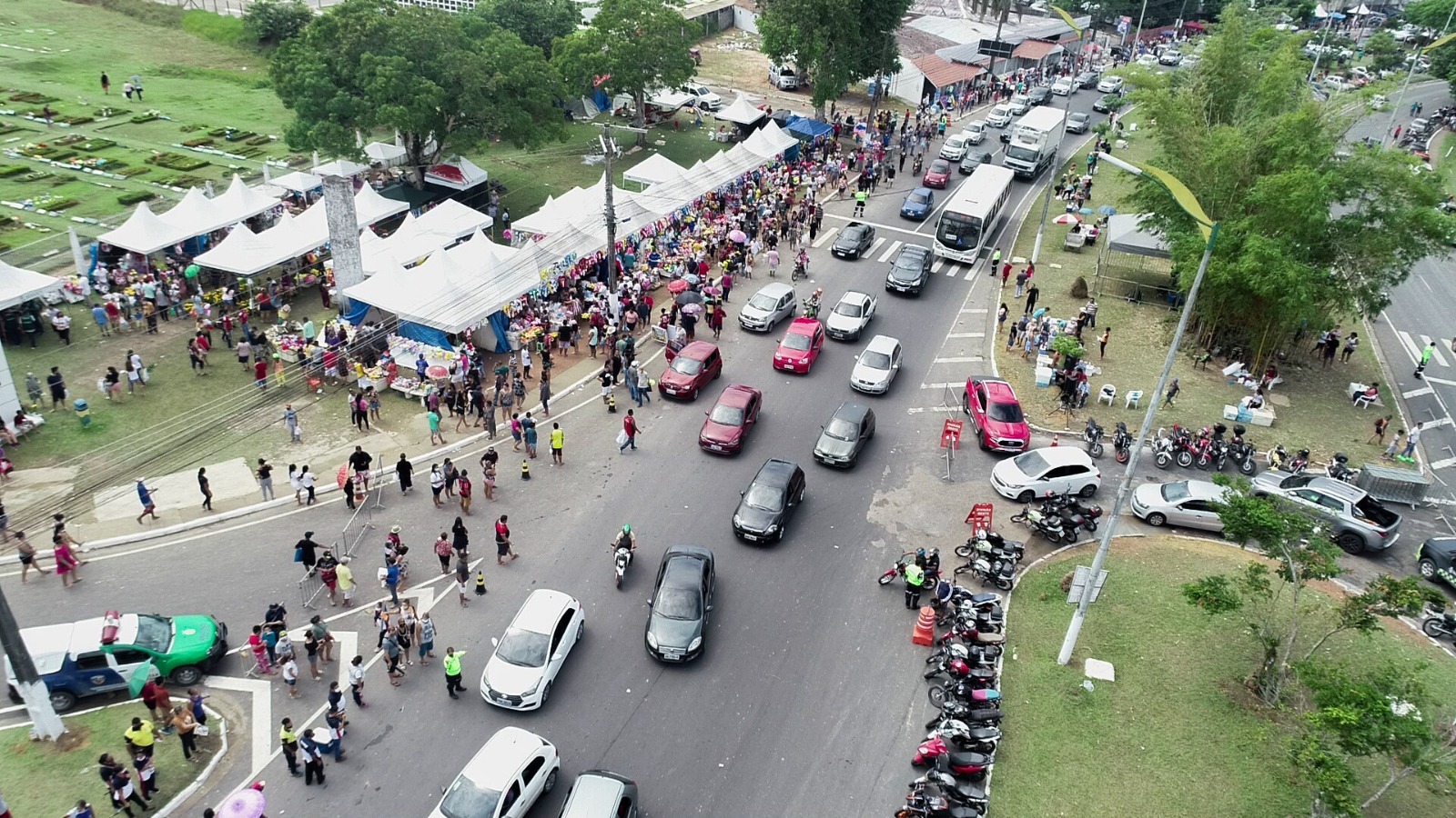 Manaus reforça linhas de ônibus que atendem cemitério no Dia das Mães
