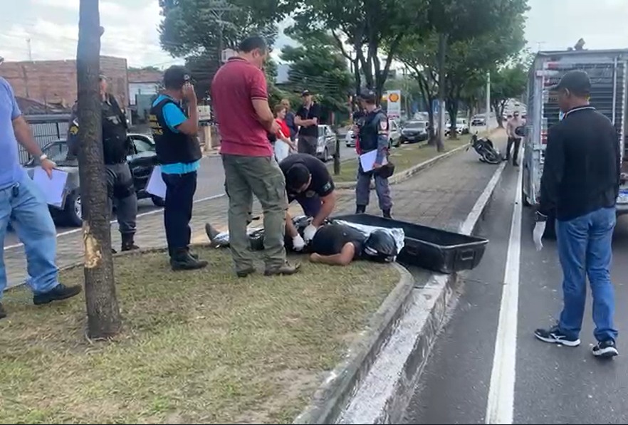 Homem morre após perder controle da moto e se chocar contra árvore em avenida de Manaus