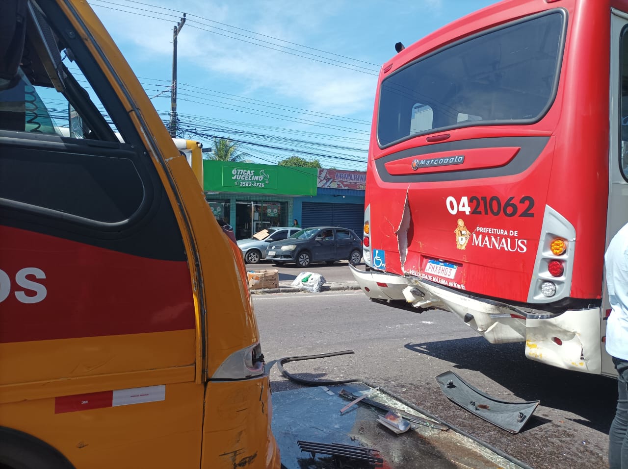 Cinco ficam feridos em acidente entre Amarelinho e ônibus em Manaus; mulher perdeu os dentes