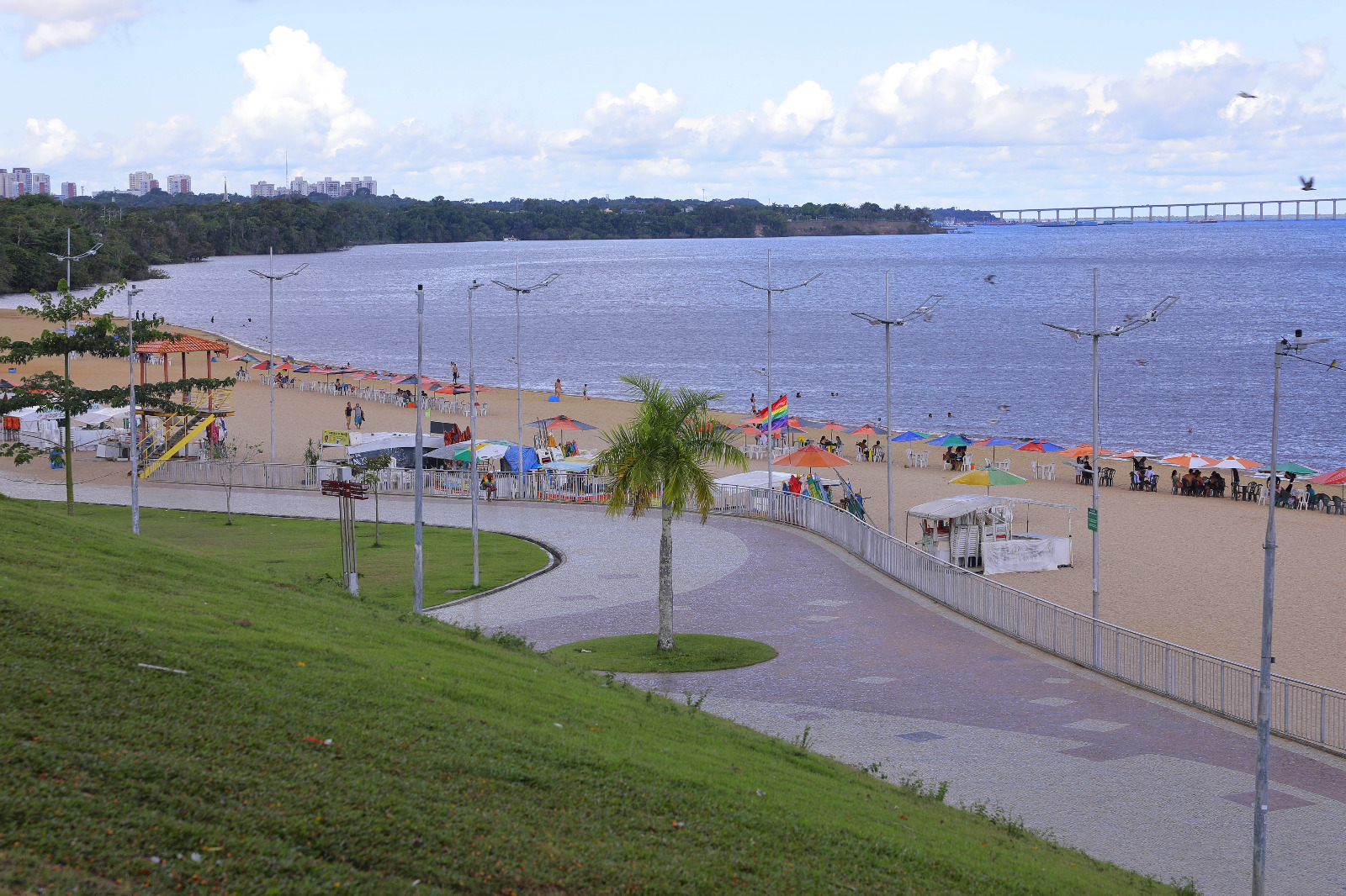 Confira cuidados que banhistas devem ter na Ponta Negra com a subida do Rio Negro