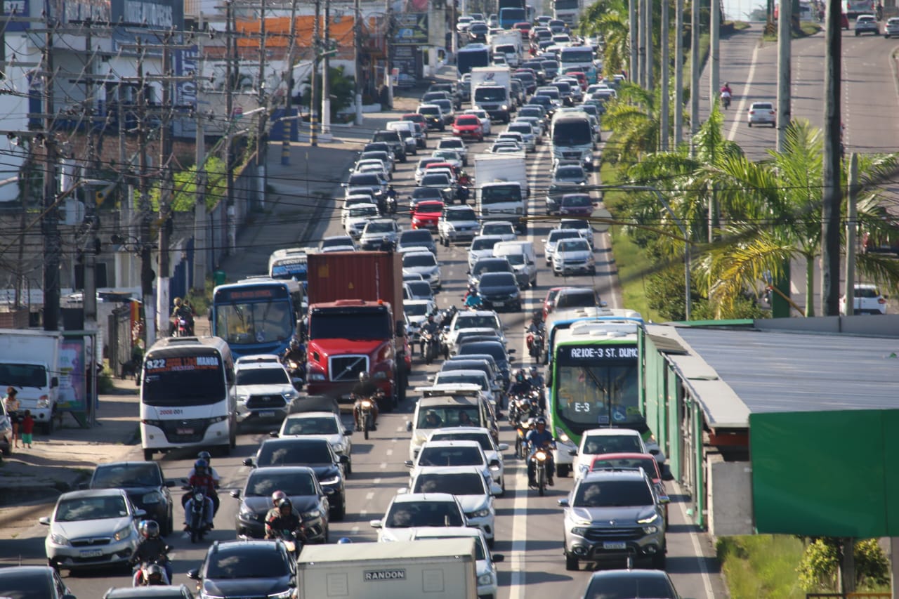 Torquato tem congestionamento quilométrico após acidente entre ônibus e micro-ônibus