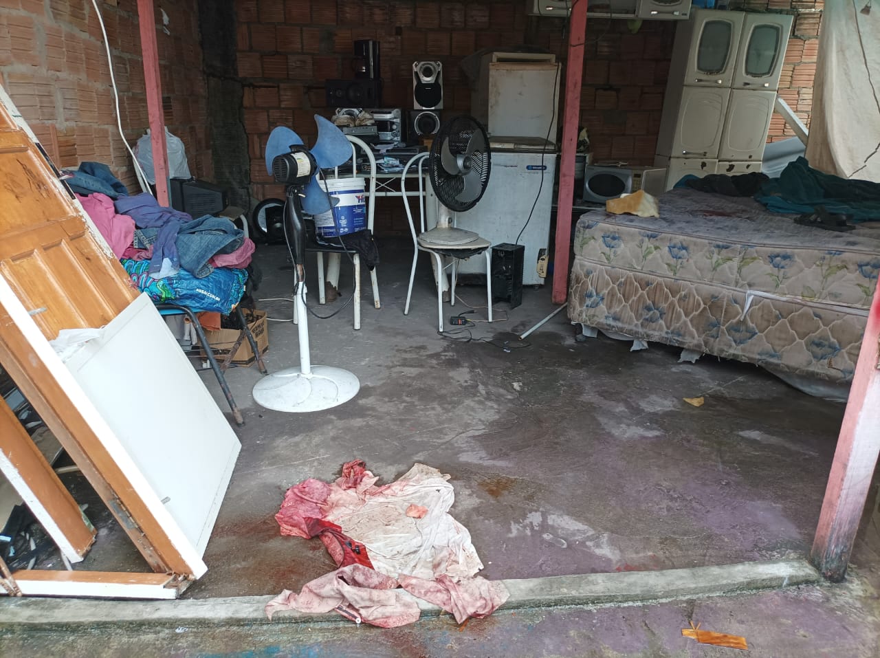 Homem é encontrado agonizando com facada no pescoço dentro de casa em Manaus