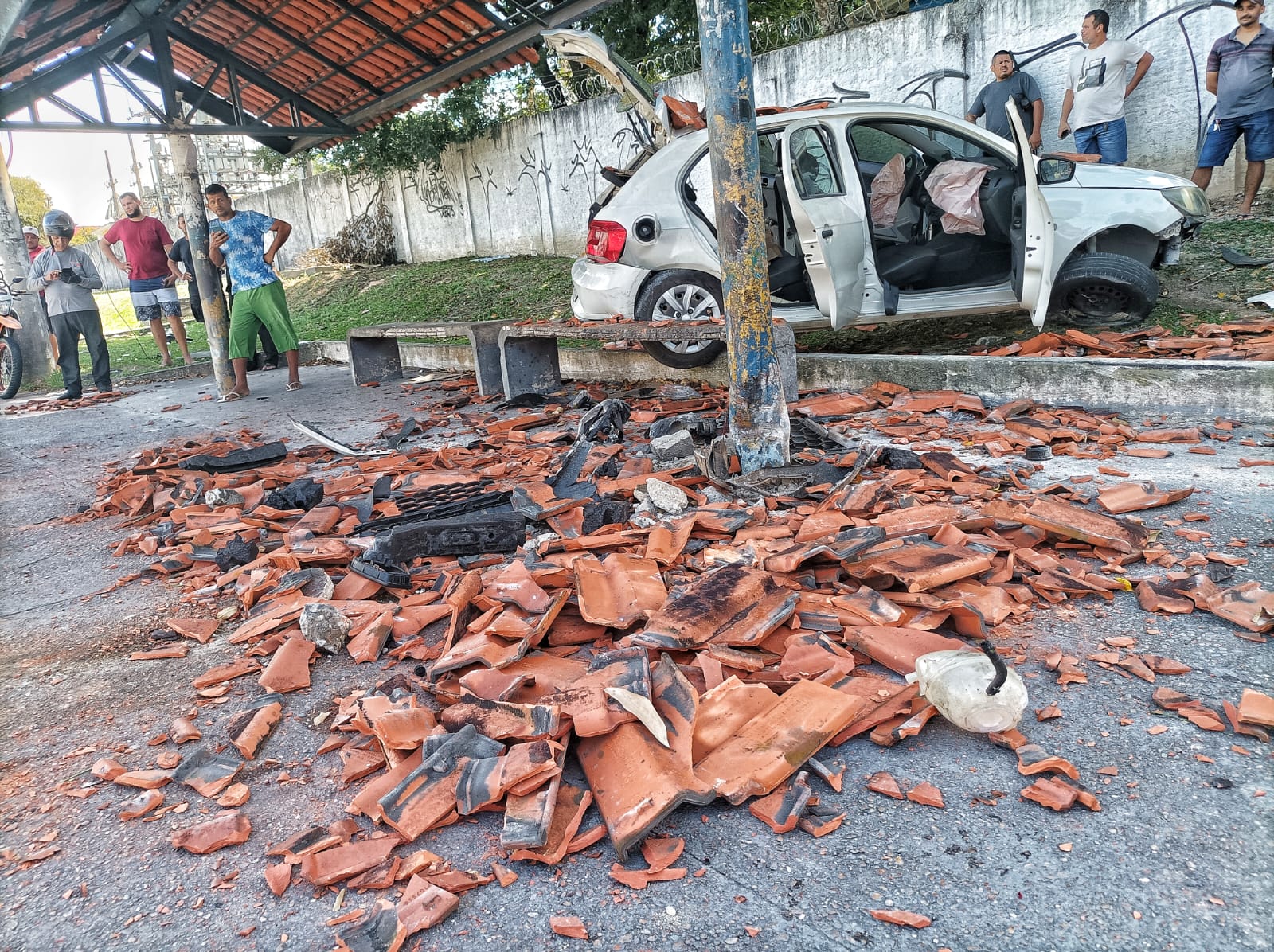 Duas pessoas ficam feridas após carro invadir parada de ônibus em Manaus 