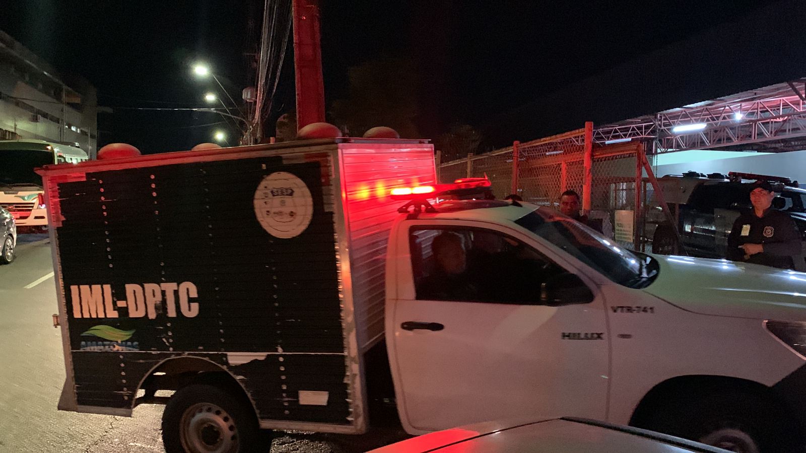 Trio interrompe jogo e atira mais de 50 vezes contra jovem em quadra de Manaus