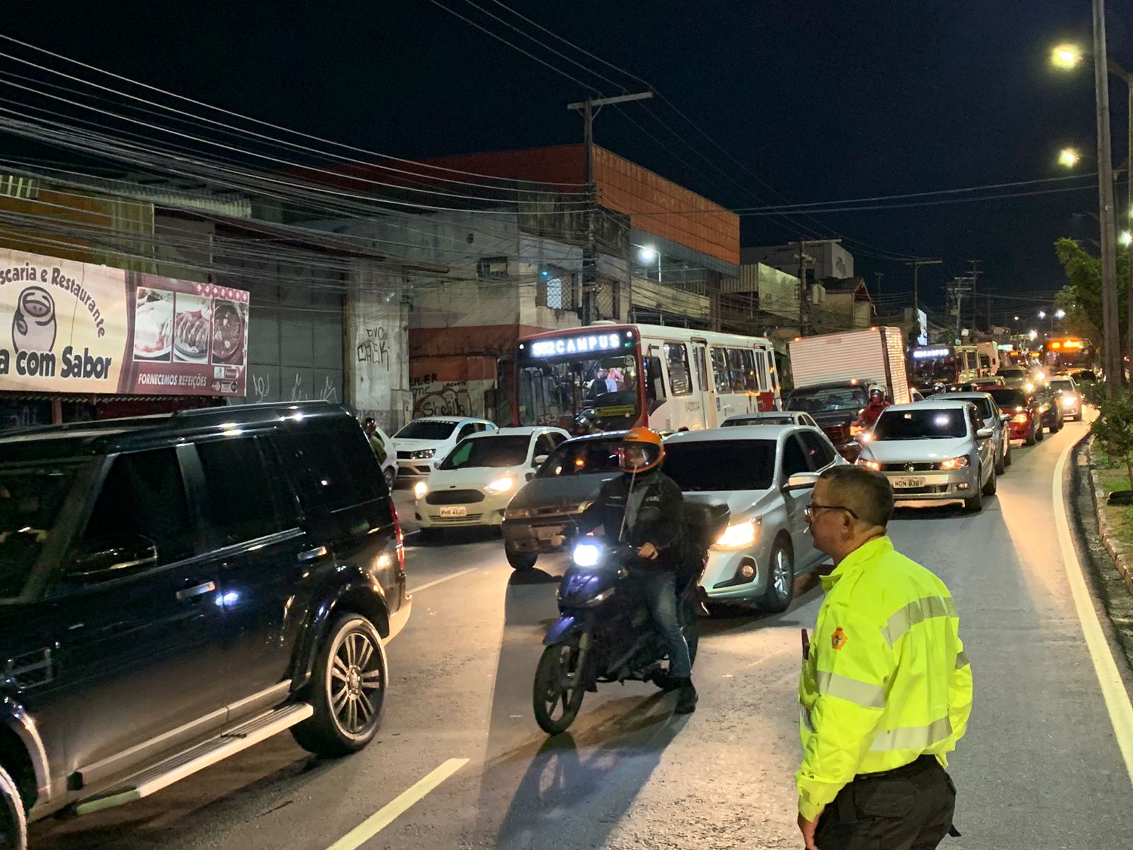 Trânsito fica caótico após acidente que deixou motociclista preso em carreta em Manaus
