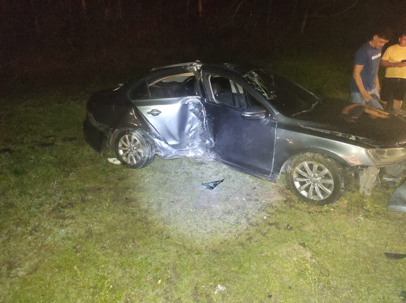 Acidente: Motorista achata carro em poste e fica preso às ferragens em Manaus