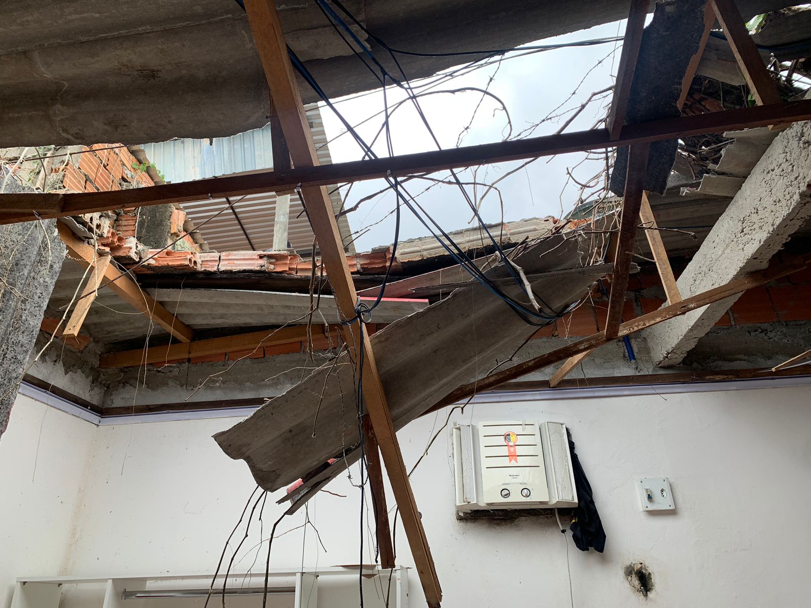 Muro desaba e moradores ficam feridos em Manaus