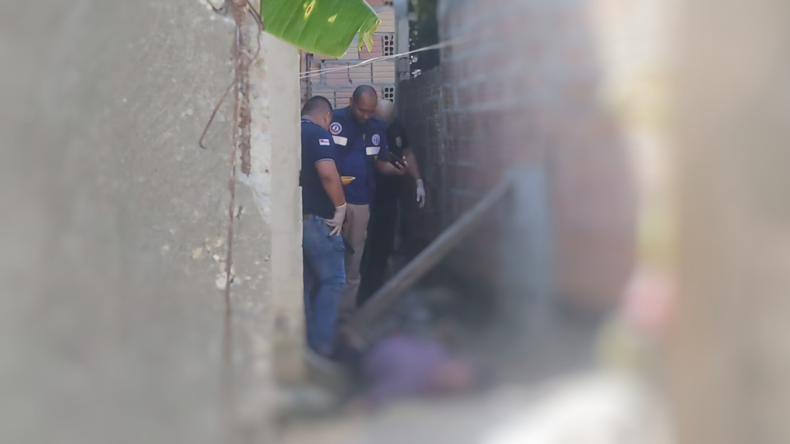 Com colete e balaclava, homem é achado morto após guerra de facções em Manaus