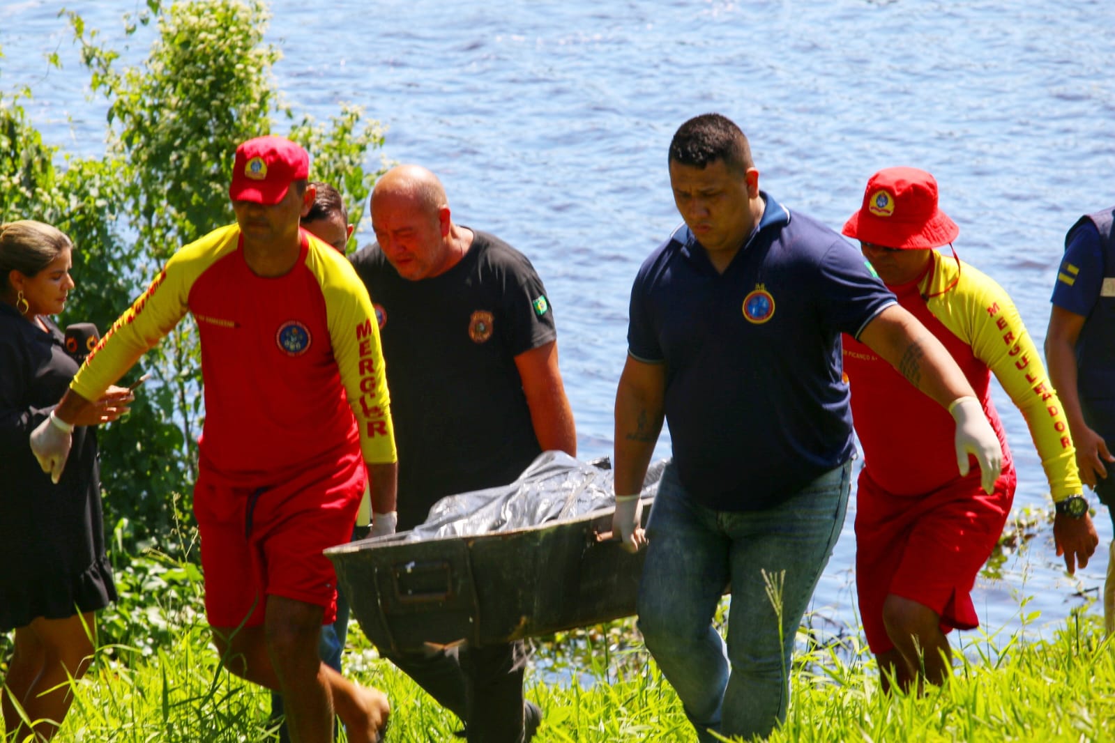 Jovem confundido com informante de facção é achado morto em lago em Manaus