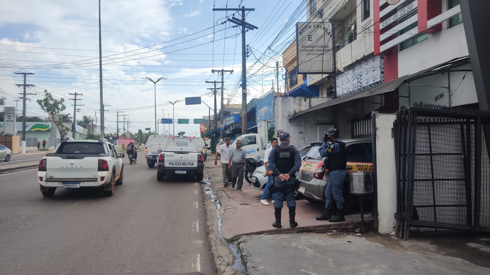 Funcionários e alunos são feitos reféns durante assalto à Autoescola Neves em Manaus