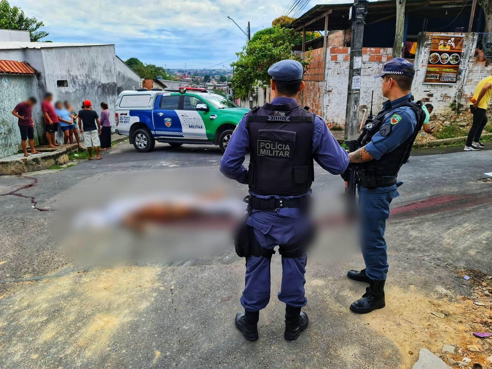 Criminosos matam e atropelam homem em Manaus; bilhete aponta próxima vítima