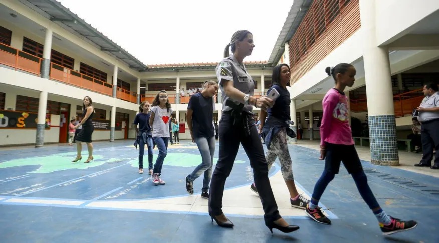 Programa de escolas cívico-militares será encerrado em todo Brasil