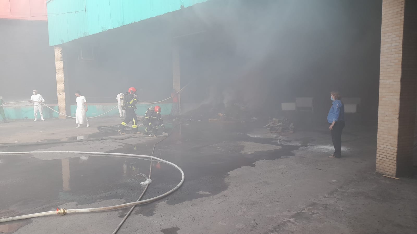 Supermercado DB pega fogo em Manaus e duas pessoas são socorridas às pressas