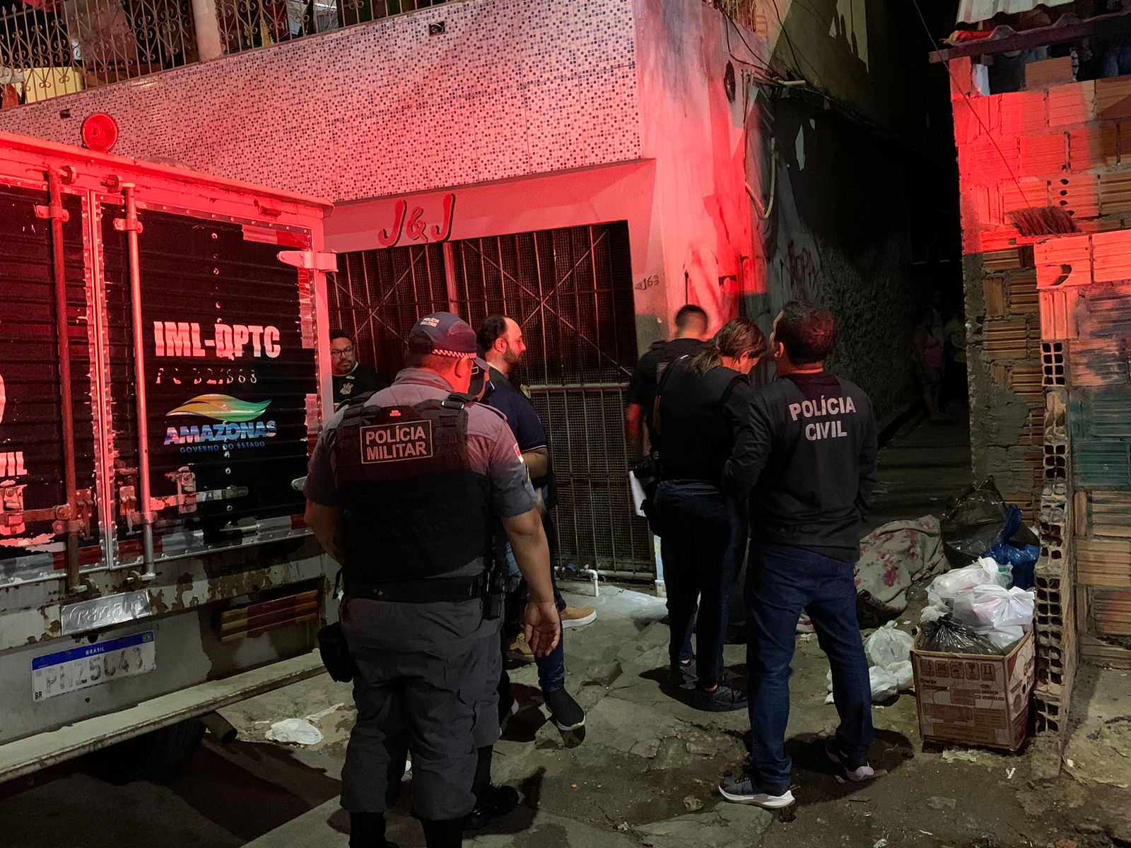 Homem é encurralado por grupo e executado a sangue frio em beco de Manaus 