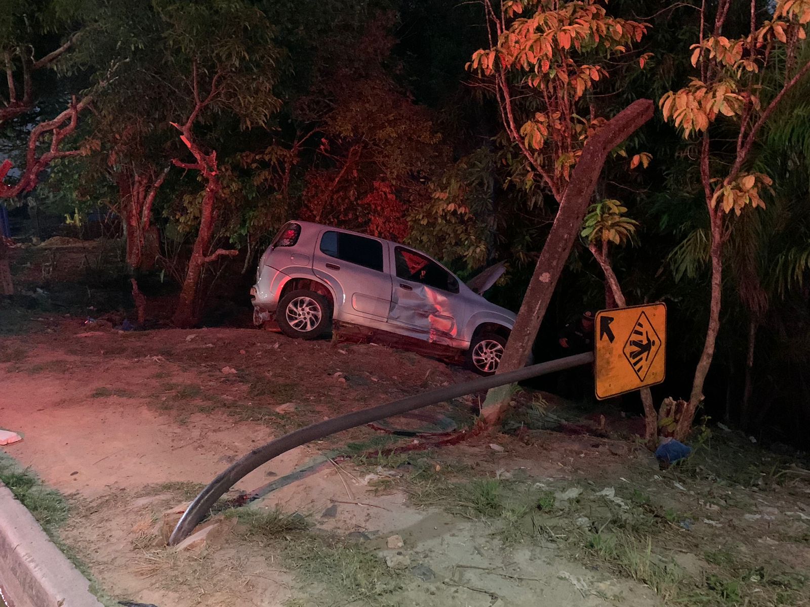 Motociclista fica ferido e carro vai parar em ribanceira durante acidente em Manaus