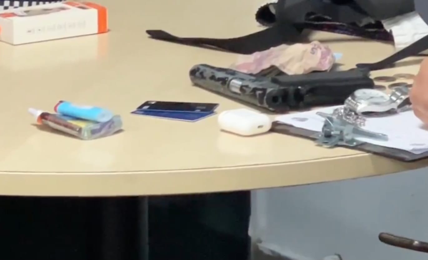 Dupla é presa após assaltar e aterrorizar passageiros de ônibus em Manaus