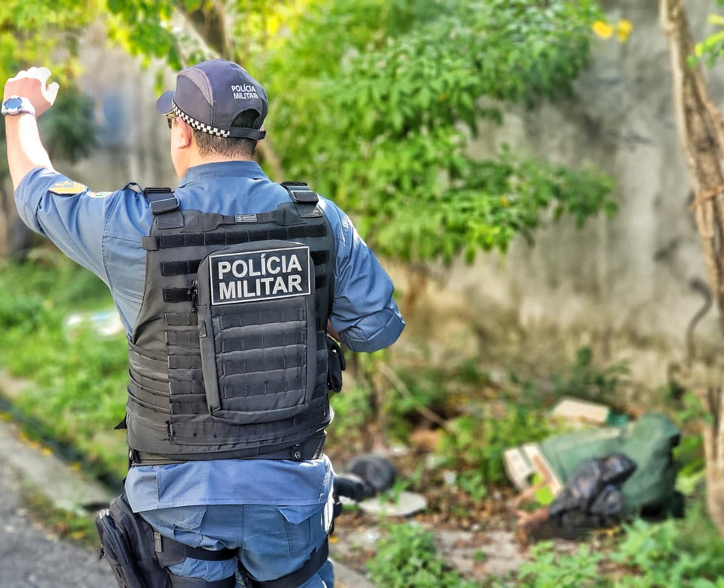 Membros de homem esquartejado são achados espalhados em calçada de Manaus