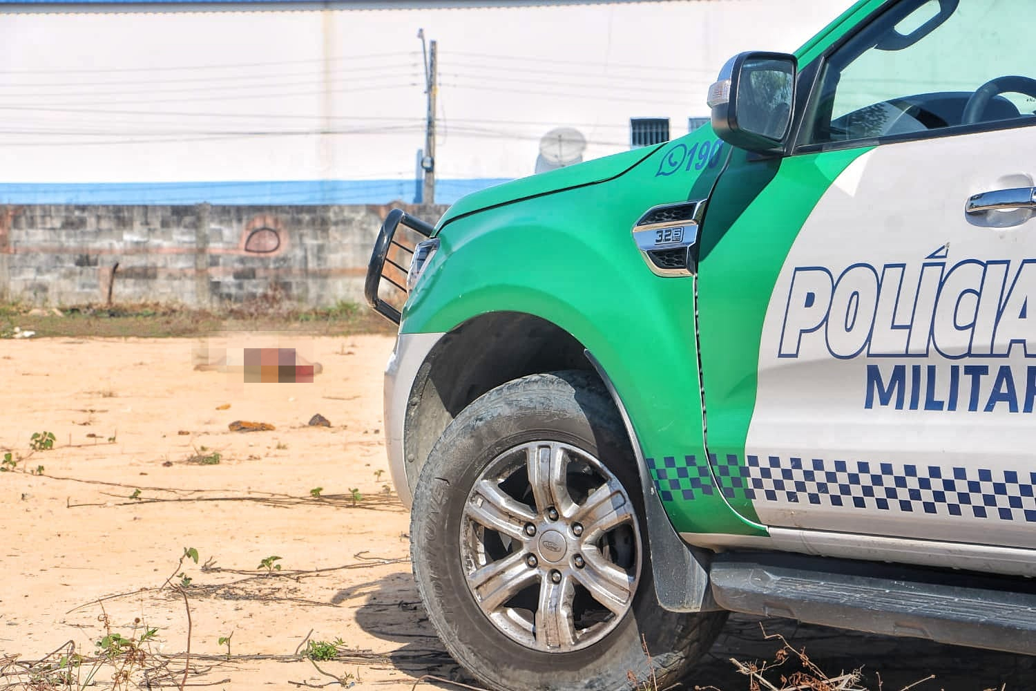 Amarrado, homem é encontrado morto em terreno baldio em Manaus