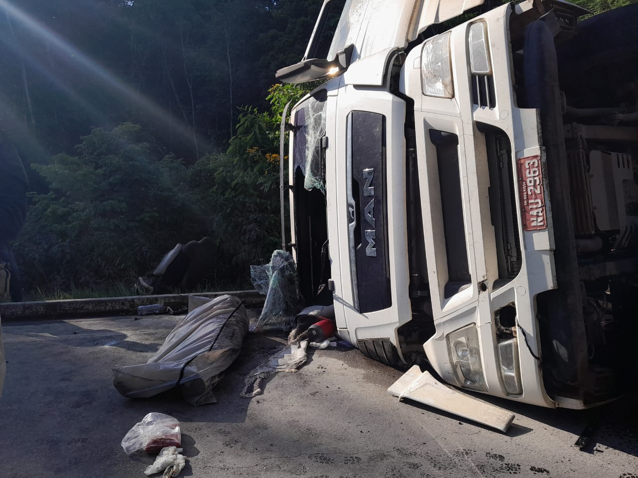 Motorista morre ao ser arremessado de cabine após carreta tombar na BR-174