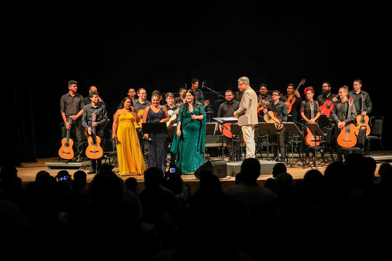 Público se emociona com sucessos de Roberto Carlos em concerto no Teatro Amazonas