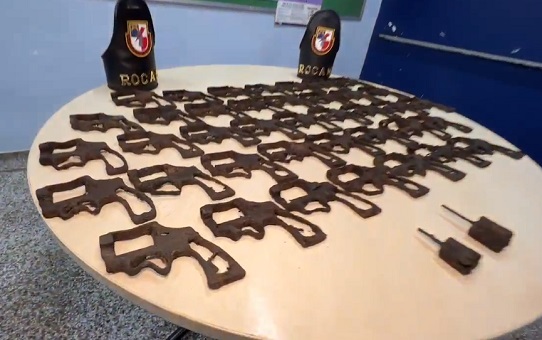 Cerca de 140 carcaças de revólveres são encontrados enterrados na Ponta Negra em Manaus
