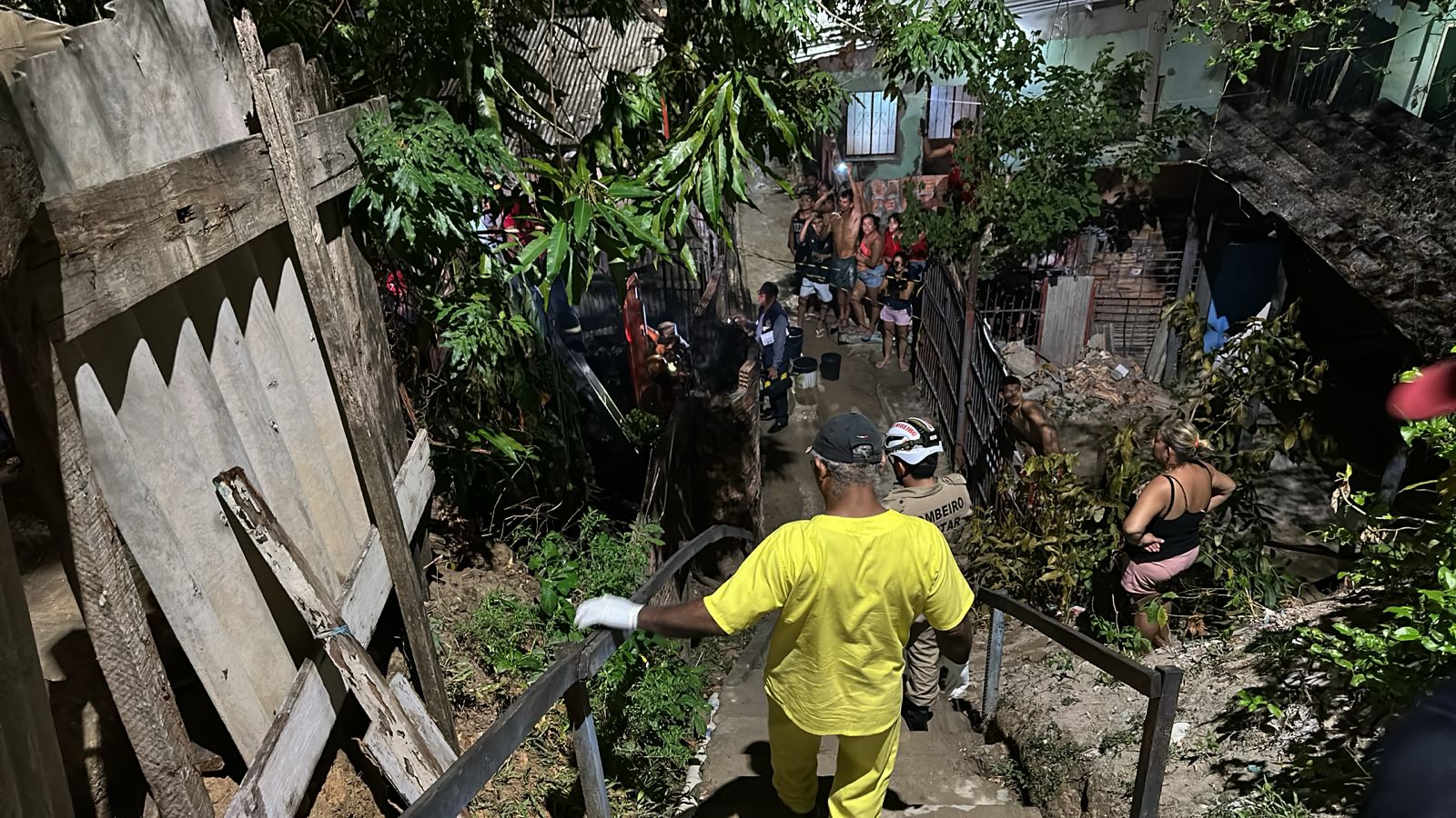 Homem morre carbonizado após casa pegar fogo em Manaus