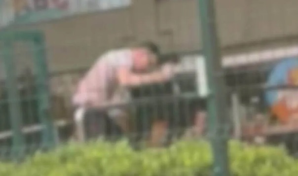 Pai mata morador de rua a facadas após homem tentar vender paçoca para criança