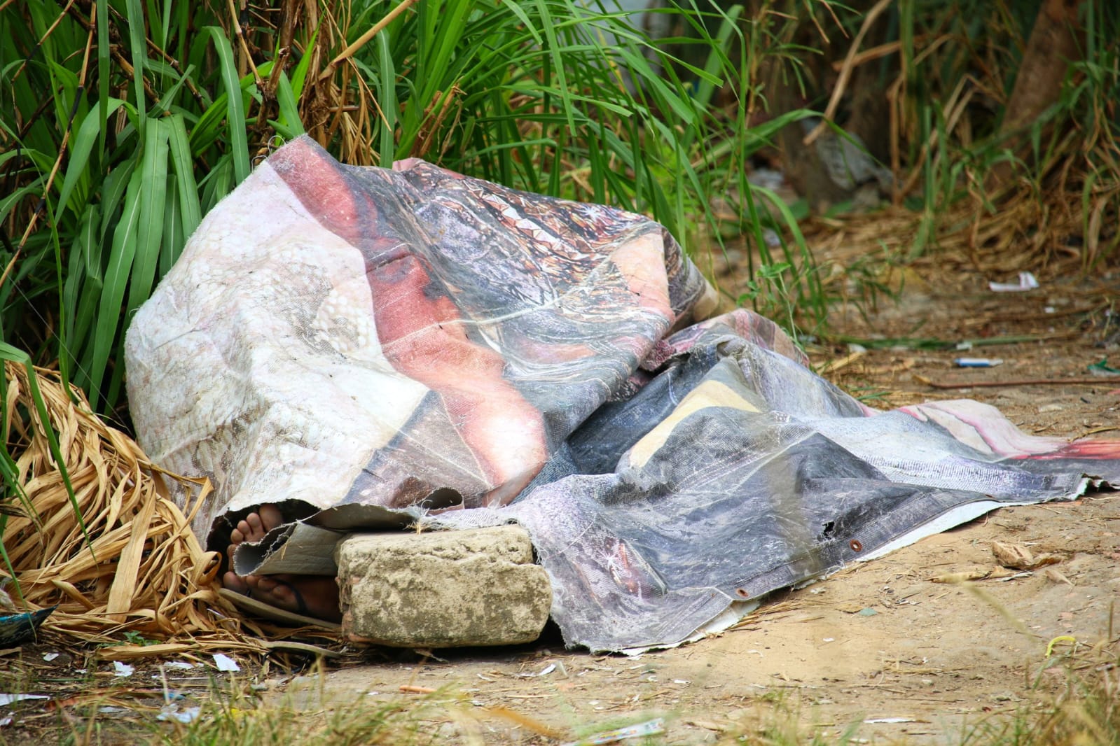 Moradores ouvem tiros e encontram mulher morta em campo de futebol em Manaus