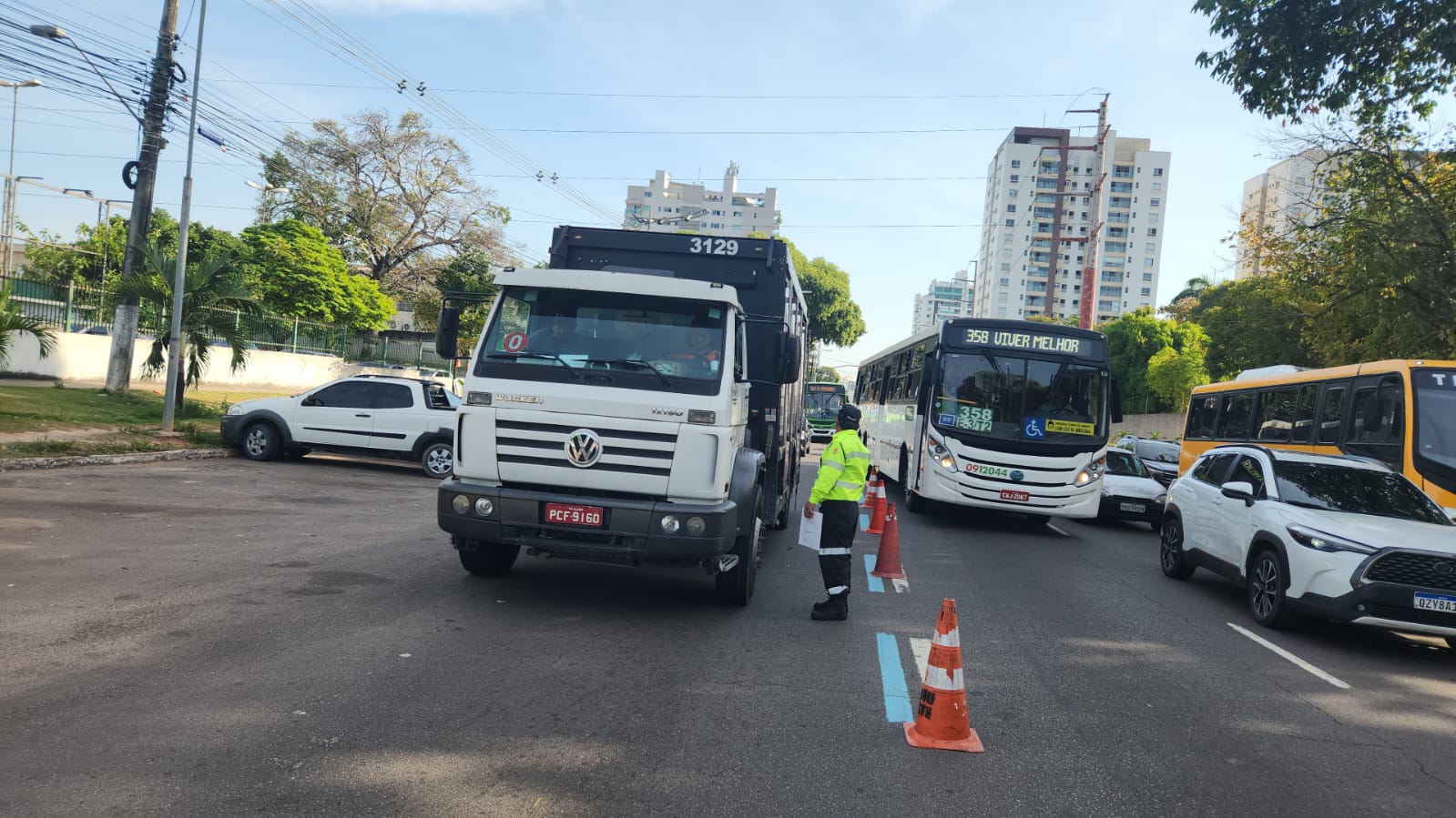 Veículos pesados são multados por circularem fora do horário permitido em Manaus