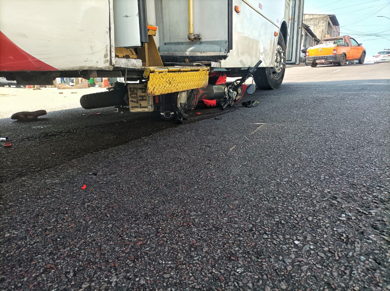 Homem escapa de ser esmagado após moto ir parar debaixo de ônibus em Manaus