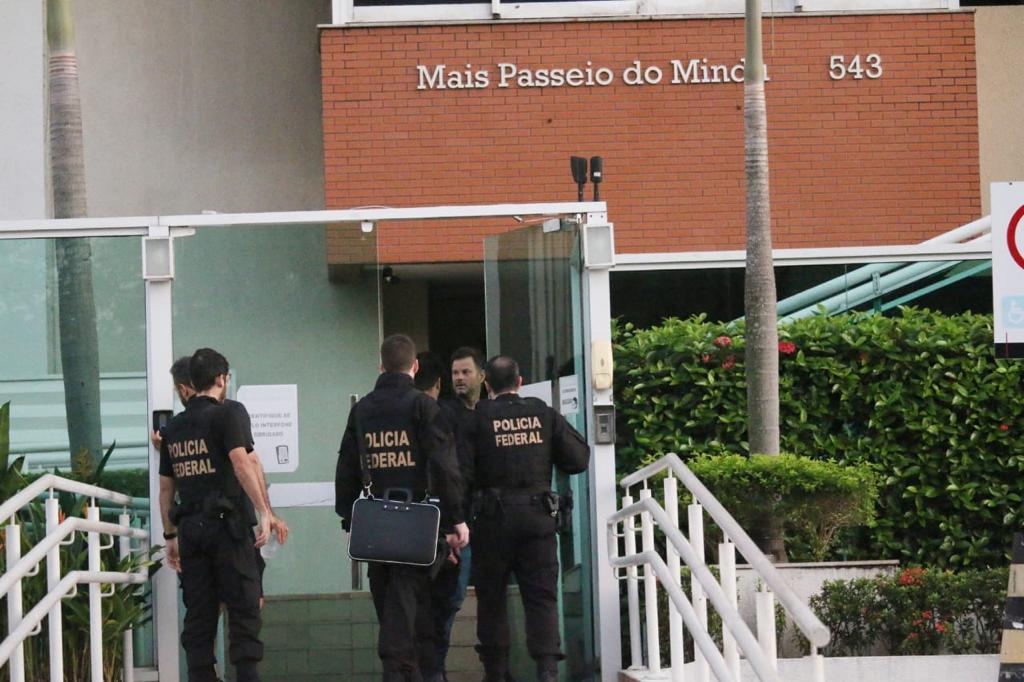 PF cumpre mandados em dois condomínios de Manaus durante operação