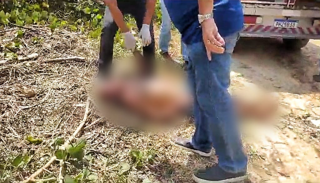 Homem é assassinado a tiros e tem corpo abandonado à beira de ramal em Manaus 