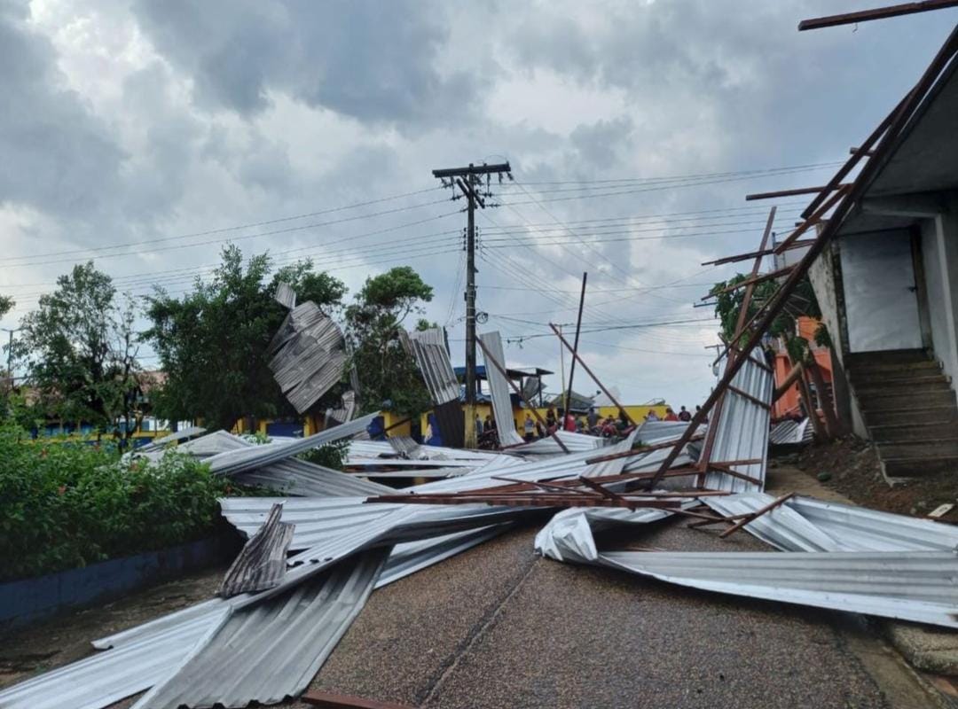 Temporal destelha mais de 100 casas e deixa município do Amazonas sem energia