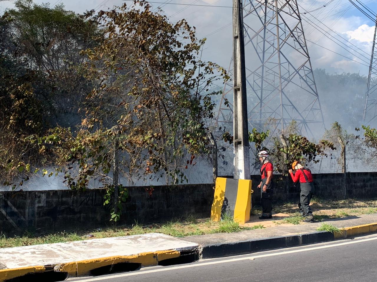 Bombeiros enfrentam dificuldade para combater incêndio na Avenida das Torres, em Manaus