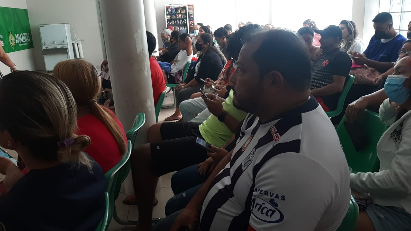 Aumento de casos de covid e gripe causa superlotação em SPA em Manaus