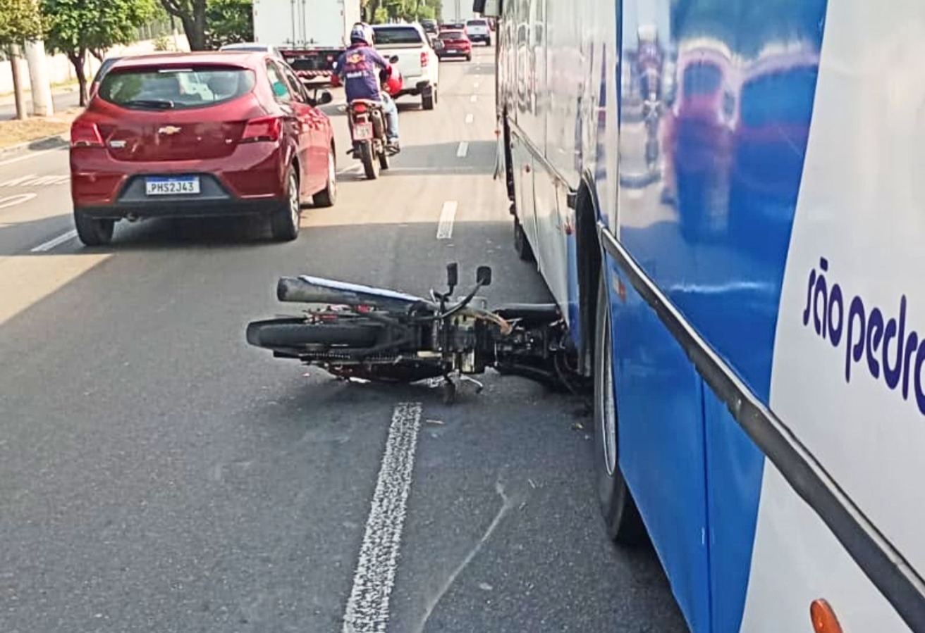 Mulher escapa de ser esmagada após motocicleta ir parar debaixo de ônibus em acidente em Manaus