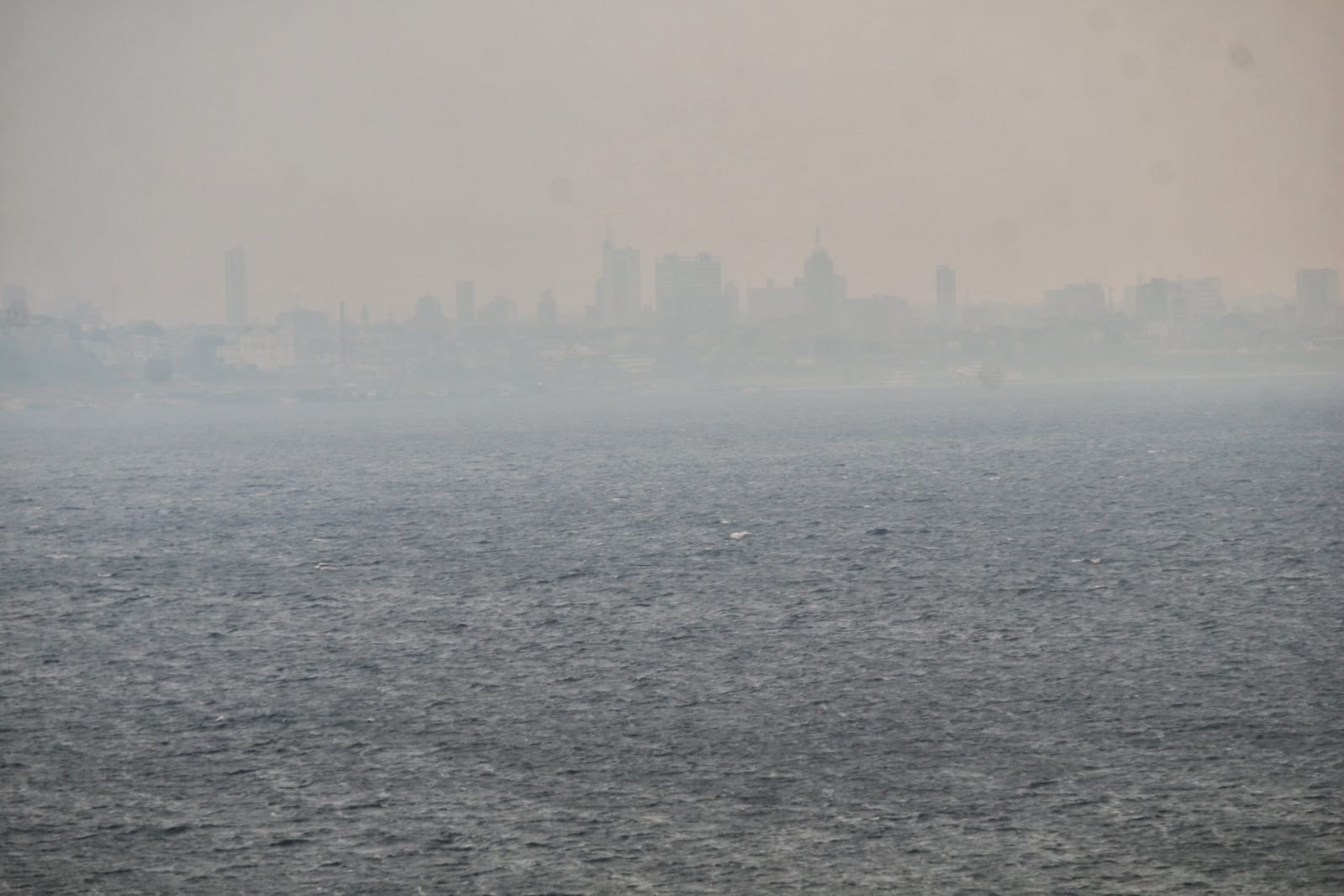 Fumaça e chuva deixam Manaus sem visibilidade e voos são alterados no Aeroporto Eduardo Gomes