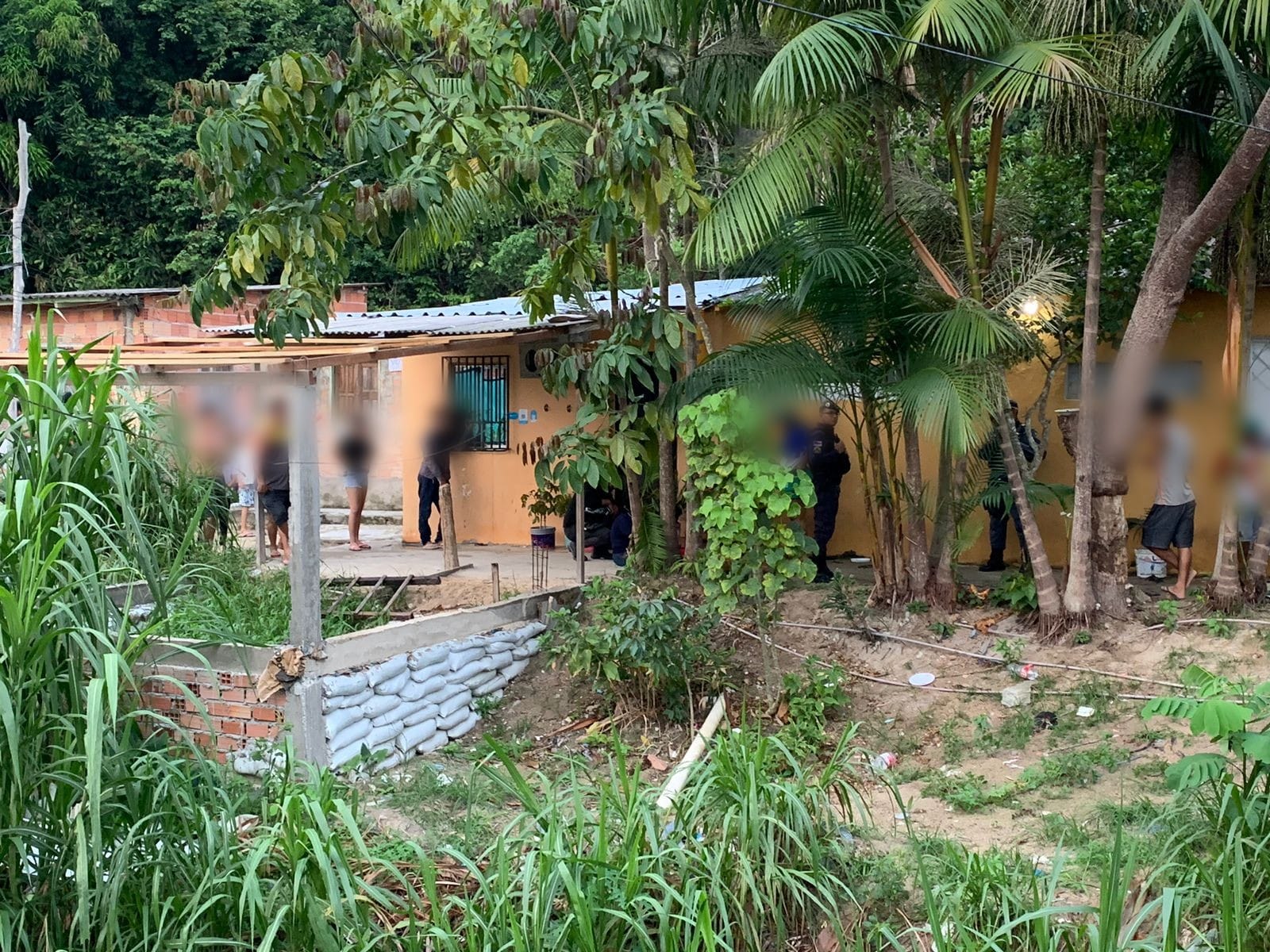 Jovens são mortos com rajada de tiros por grupo de criminosos em Manaus