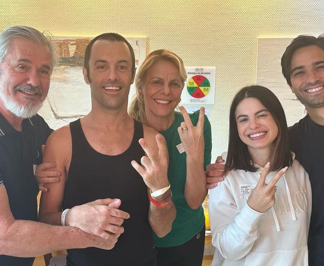 Kayky Brito aparece pela primeira vez em foto com família após alta hospitalar