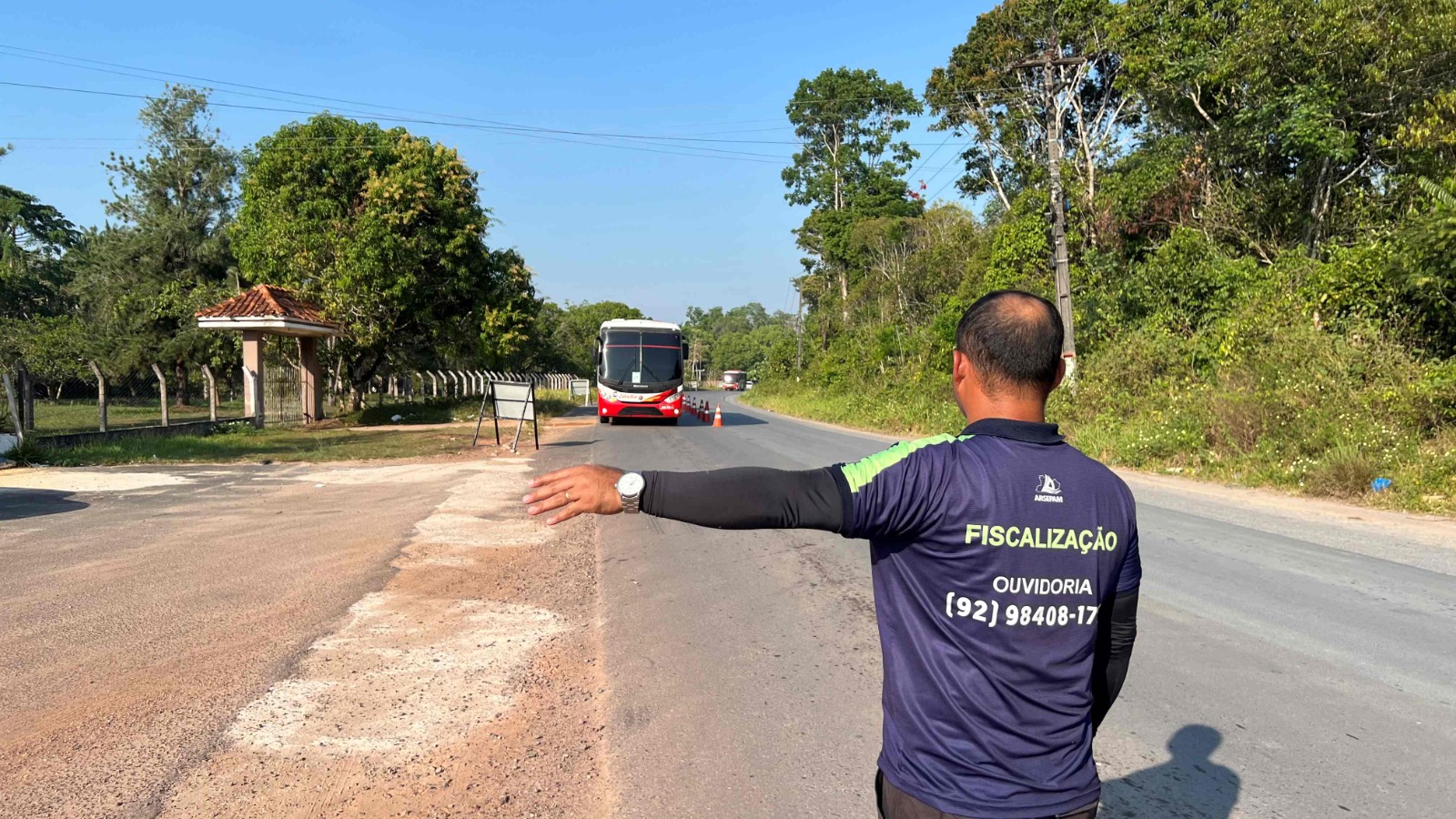 Motoristas de ônibus são multados em até R$ 4,6 mil por transporte ilegal de passageiros na AM-010
