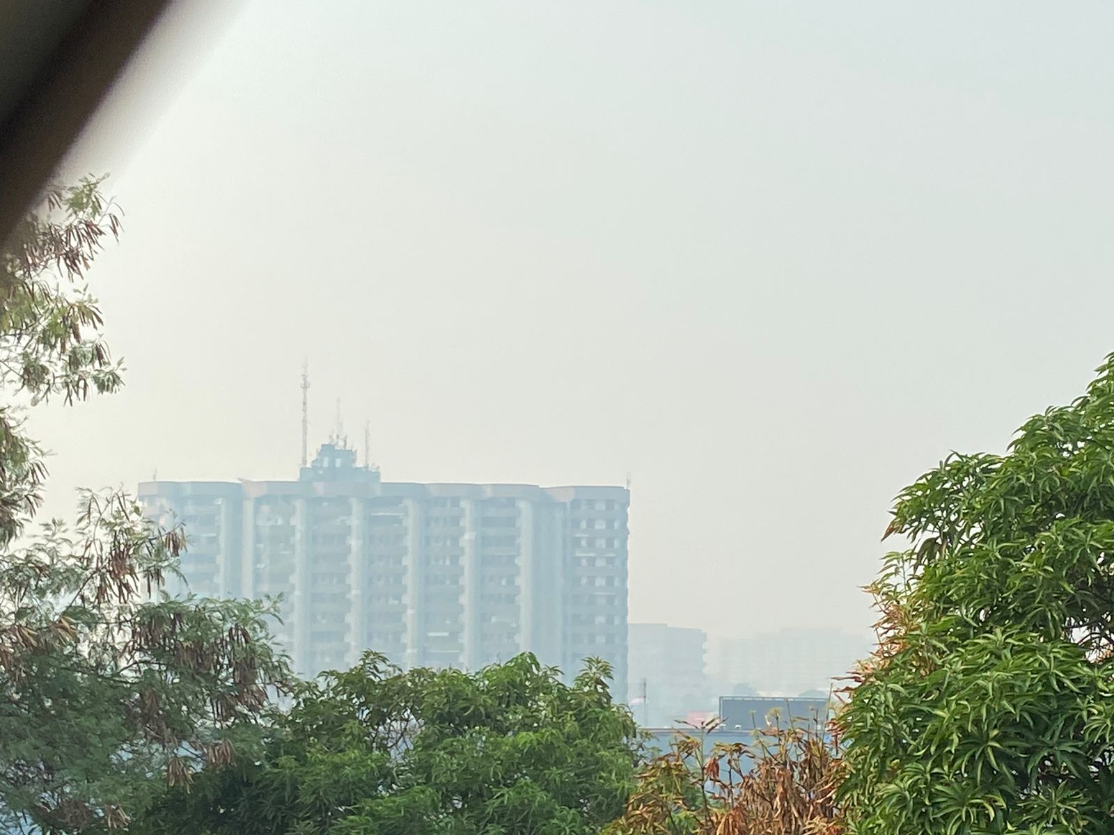 Fumaça volta a encobrir Manaus e deixa ar quase irrespirável 
